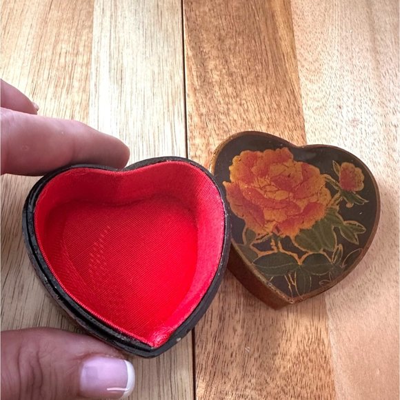 Vintage Kashmir Box | Heart Shaped Box | Paper Mache Box | Floral Box, Ring Box, - Picture 2 of 7